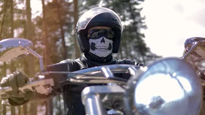 一个穿着安全装备坐在摩托车上的男人。