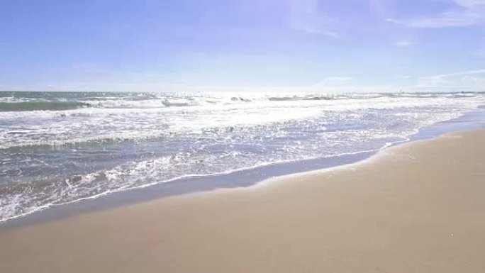 高清格式: 海滩上的海浪。