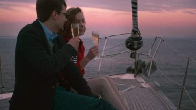 美丽的夫妇在海边的游艇上度过浪漫的时光，喝香槟。
