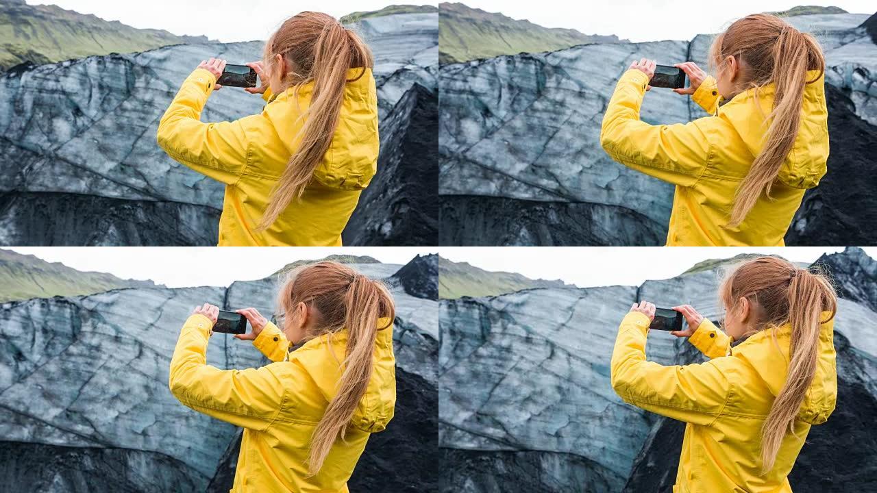 游客为火山灰覆盖的冰川拍照