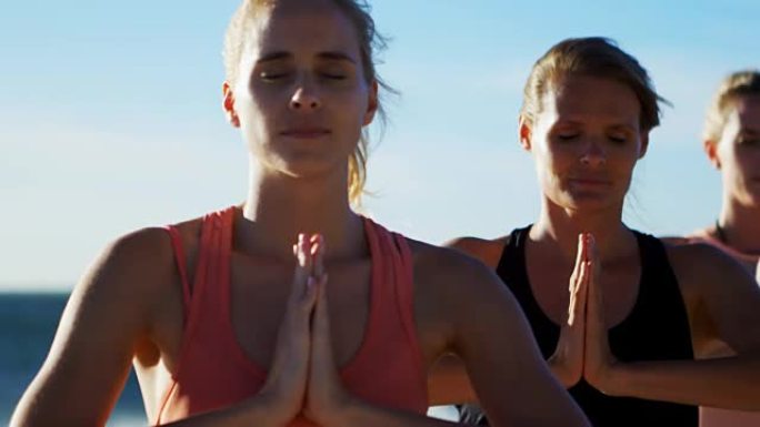 女排选手在沙滩表演瑜伽4k