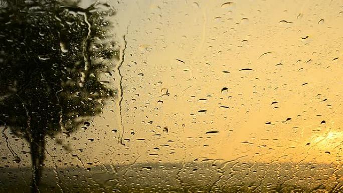 雨滴飘落窗前，湖景落日