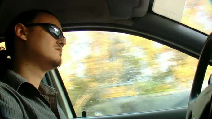 戴墨镜的男人开车戴墨镜的男人开车