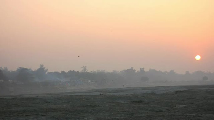 印度阿格拉的亚穆纳河床和火葬场