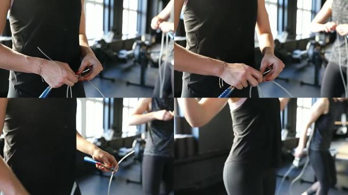 女性在健身房调整跳绳的长度