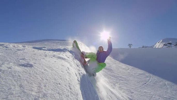 慢动作: 年轻的滑雪者在阳光明媚的雪地公园的半管中喷洒雪花