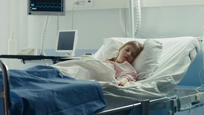 可爱的生病的小女孩睡在儿童医院的床上。现代儿科病房，提供高质量的医疗保健。