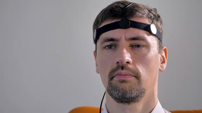 一个带头带测谎仪传感器的男人的特写视图。