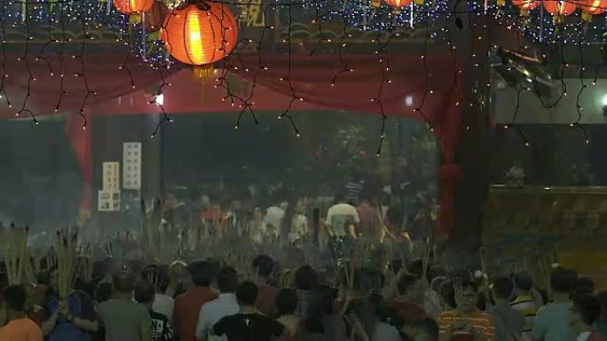 4K: 春节期间，人们在寺庙里用香火祈祷。这是中国的传统习俗。