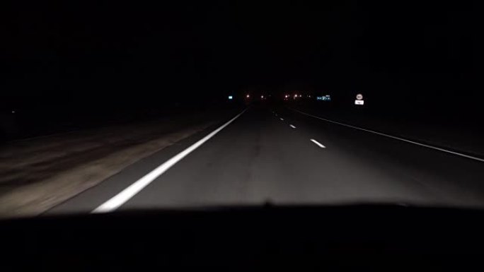 夜间驾驶汽车在乡间小路上行驶。汽车在运动。从车内观看