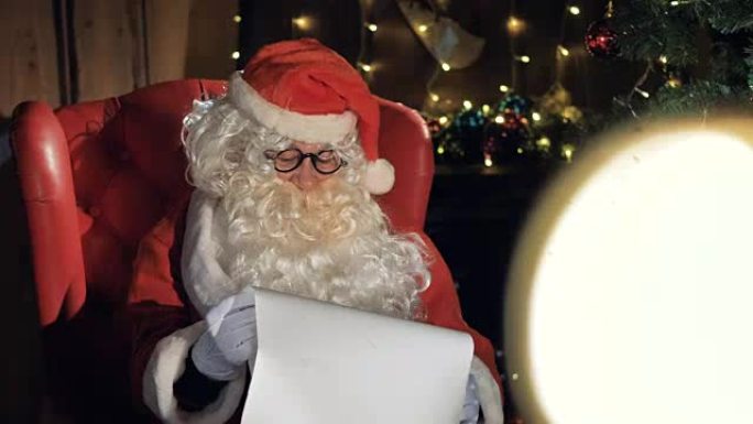 圣诞老人在圣诞树附近阅读新年礼物清单。
