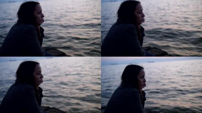 坐在海边的沉思女人