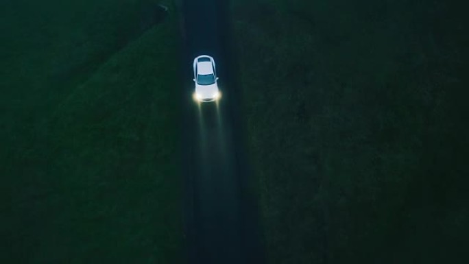 在乡村道路上行驶的鸟瞰图电动汽车