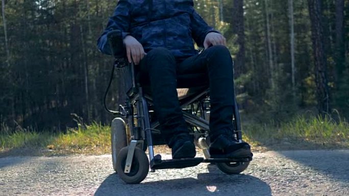 一个坐在现代轮椅上的人，特写。