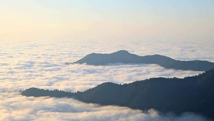 高清：云朵之上的山景，神光