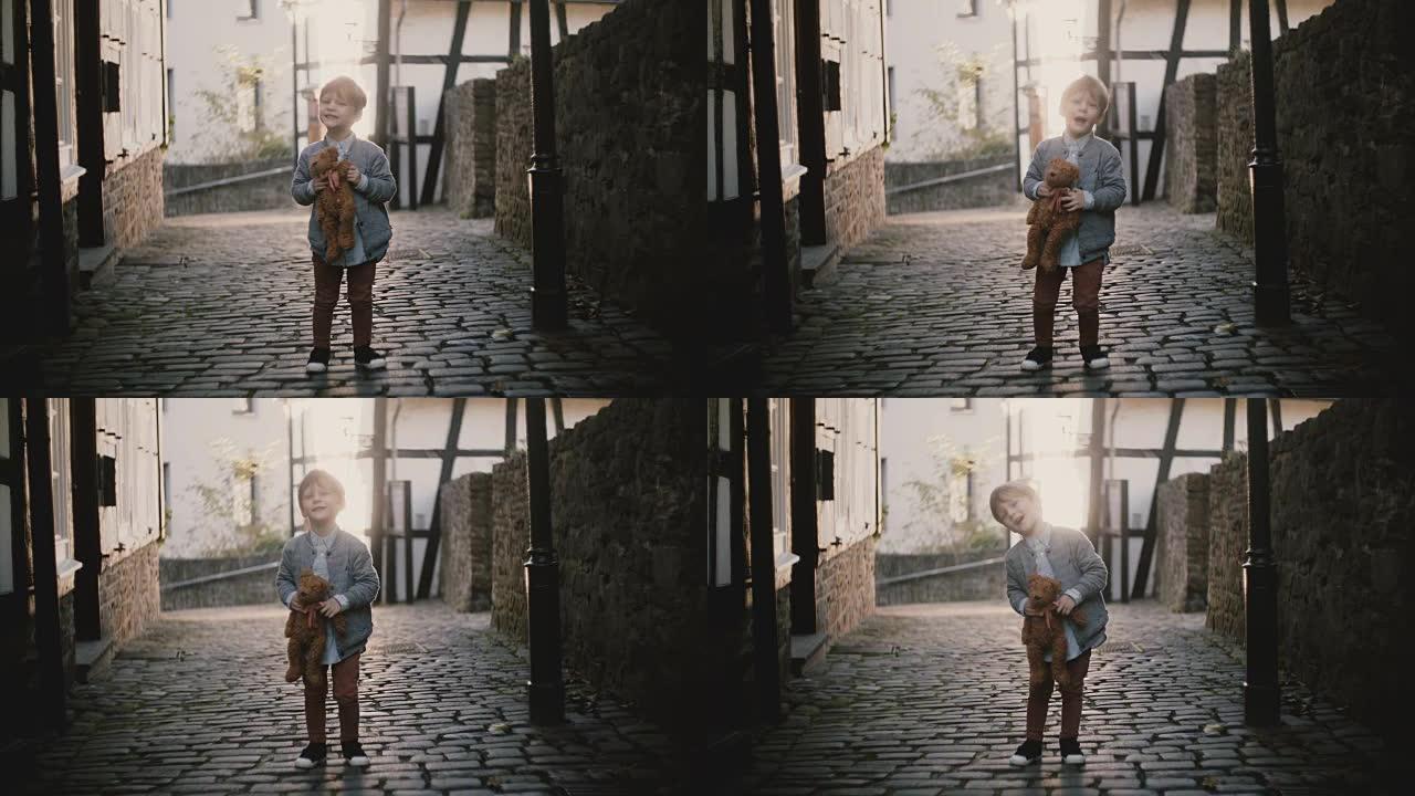 可爱的高加索男孩在外面唱歌的肖像。男孩在古老的铺砌城镇街道上看着相机。太阳耀斑4K
