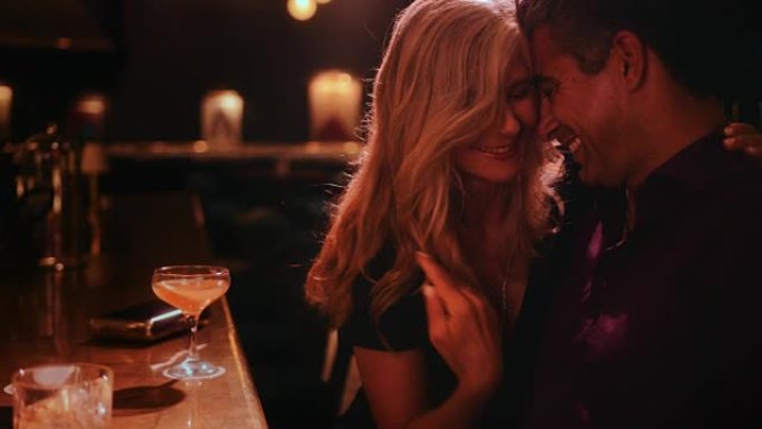浪漫的高级夫妇晚上在豪华酒吧拥抱