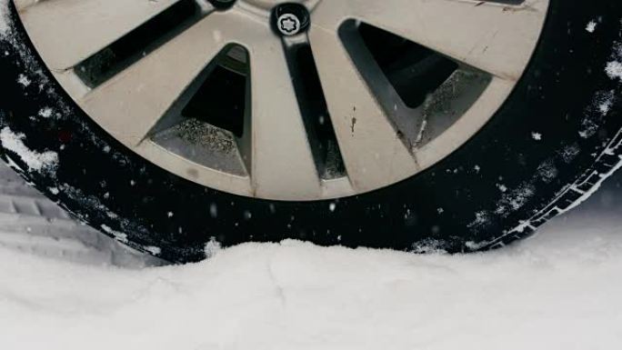 降雪期间汽车轮胎在雪地上行驶