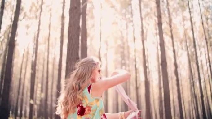 波西米亚风女孩在森林中奔跑的时尚镜头