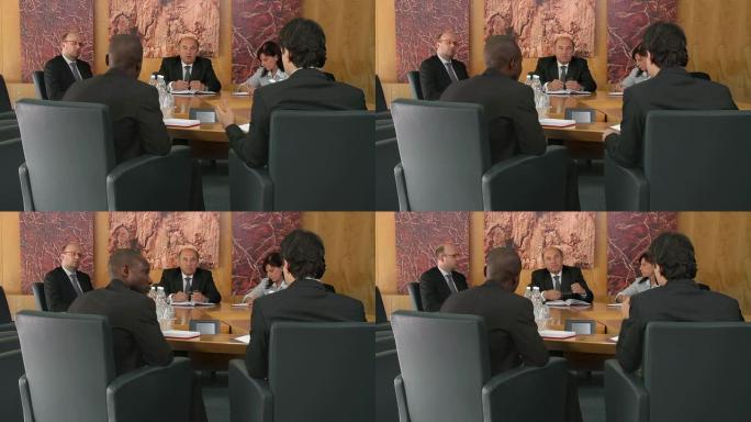 高清: 谈判中的商业伙伴