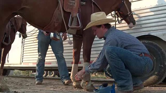 两名牛仔在美国犹他州准备骑马
