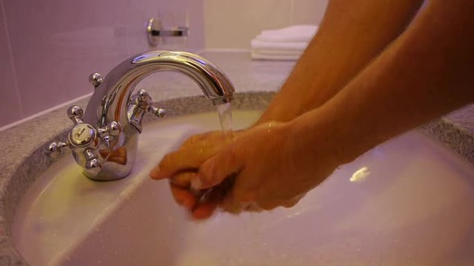多莉: 男人洗手
