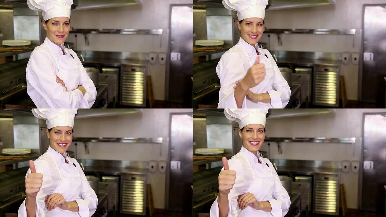 漂亮的厨师对着镜头微笑，竖起大拇指