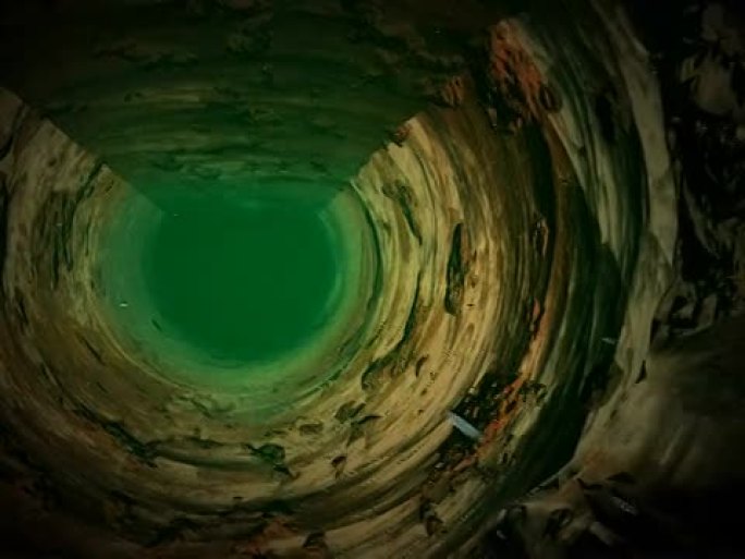 生锈的旧水管内部管壁洞地下管道