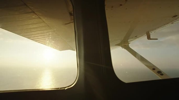 海洋日出时小飞机内部的视点鸟瞰图
