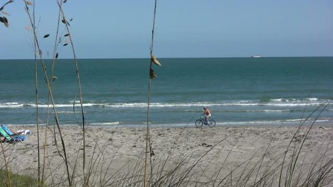 在海滩上骑自行车