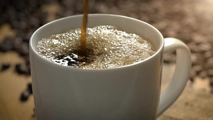 咖啡慢动作用咖啡豆倒微距