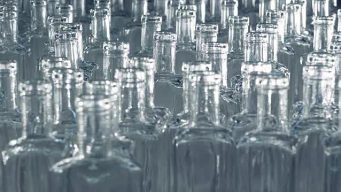 大量新鲜的玻璃装瓶被稍微向前推或向侧面移动