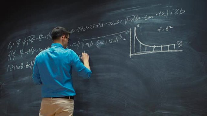 黑板上才华横溢的年轻数学家书写公式的延时。