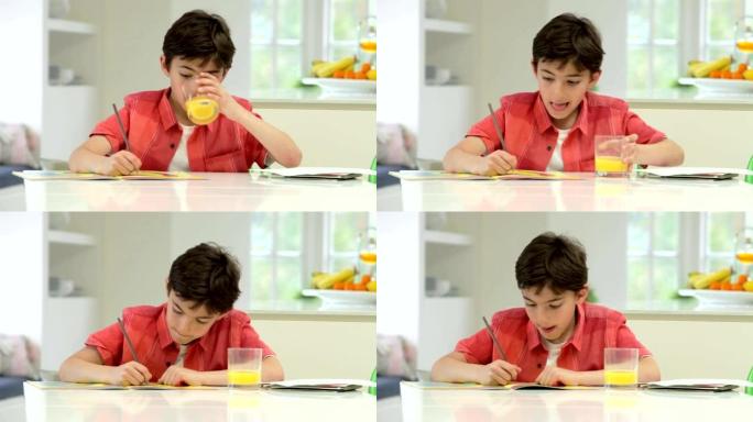西班牙裔男孩在厨房柜台上做作业