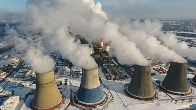 工业烟囱向天空抛烟。空气污染概念。