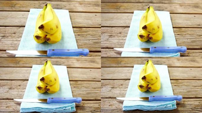 餐巾纸上的香蕉和刀