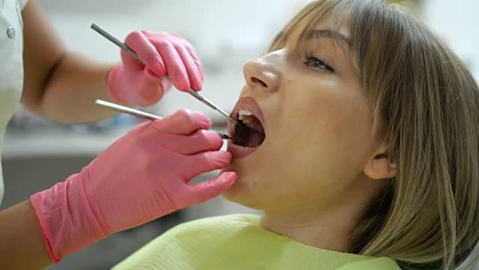 做牙科检查的女人