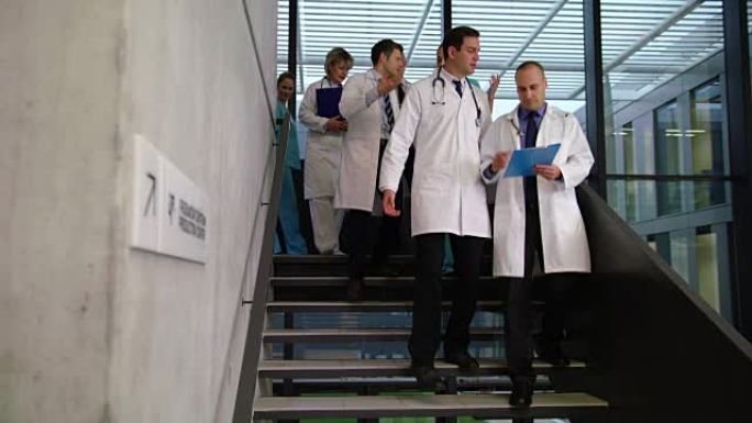 医生团队在走下楼梯时互动