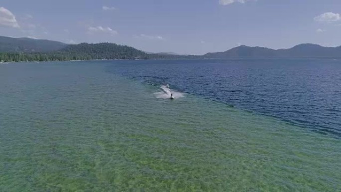 航拍4K:浪航器朝摄像机巡航