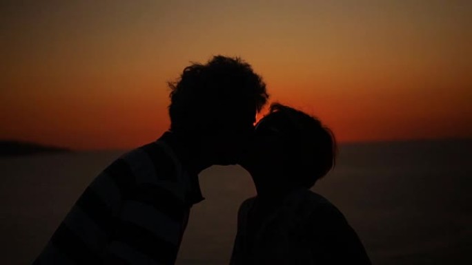 浪漫的高级情侣在日落时接吻