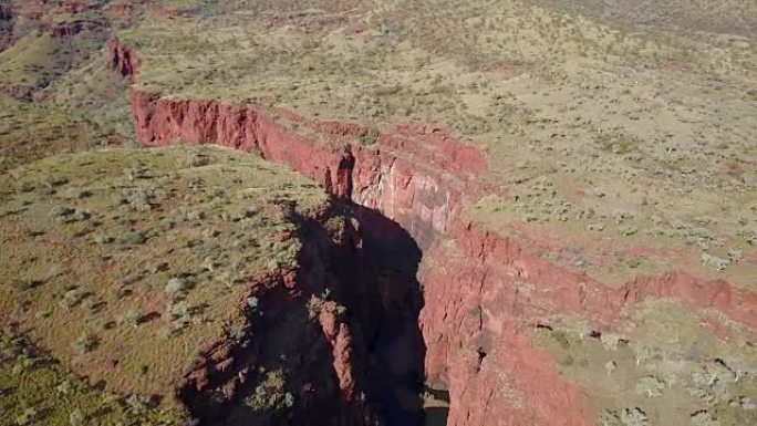 无人机飞越澳大利亚峡谷