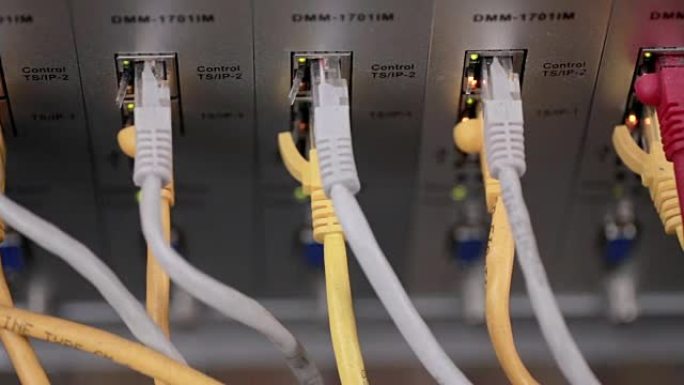 带电缆和灯的超级计算机