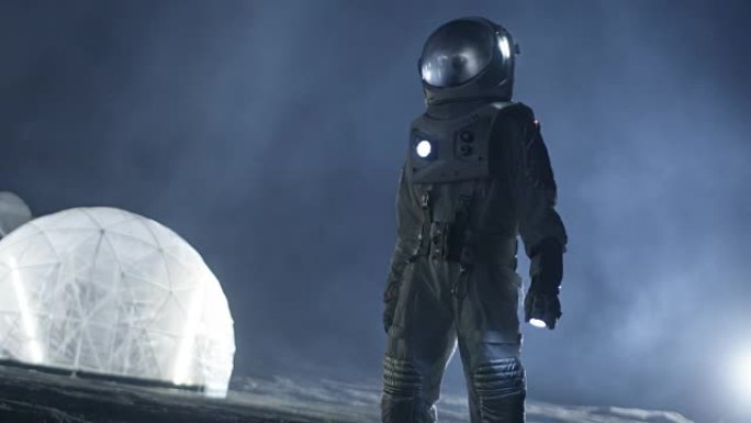 勇敢的宇航员穿着太空服手持手电筒，探索笼罩在烟雾中的外星球。冒险。星际空间旅行，宜居世界和地外殖民概