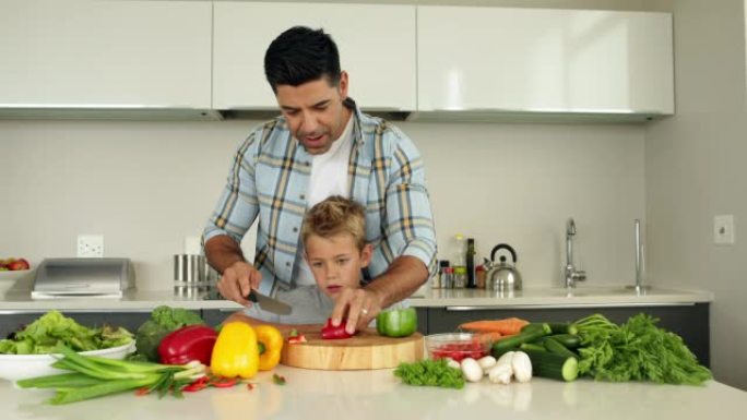 父亲教儿子如何切碎蔬菜