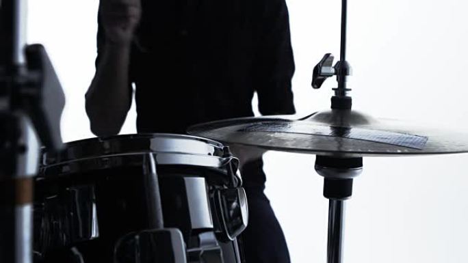 R3D工作室拍摄的鼓手演奏鼓包的特写镜头