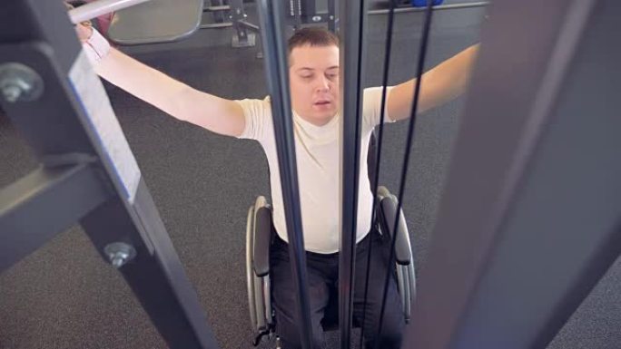 坐在轮椅上的残疾人手部肌肉的力量。