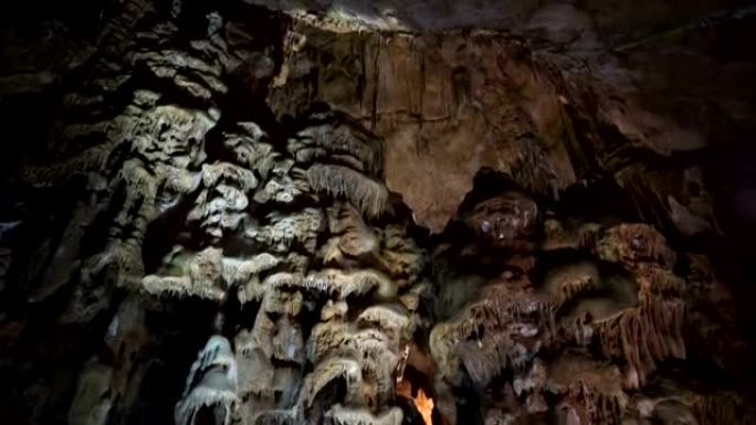 雷萨瓦洞穴中的装饰品