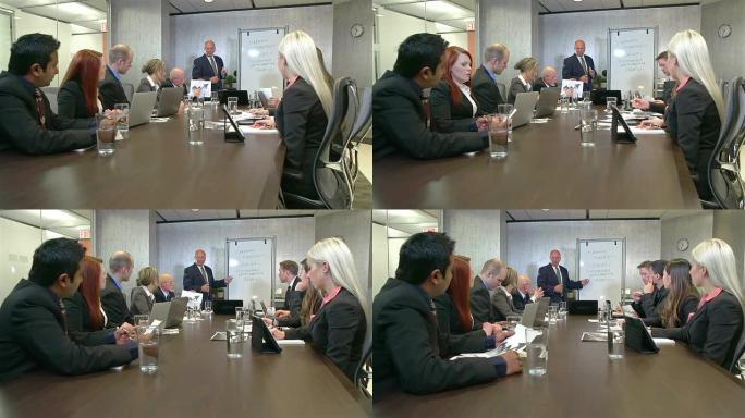 在董事会会议室举行的业务团队会议