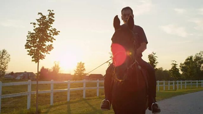 日落时分，老人骑马沿着小径骑着美丽的马