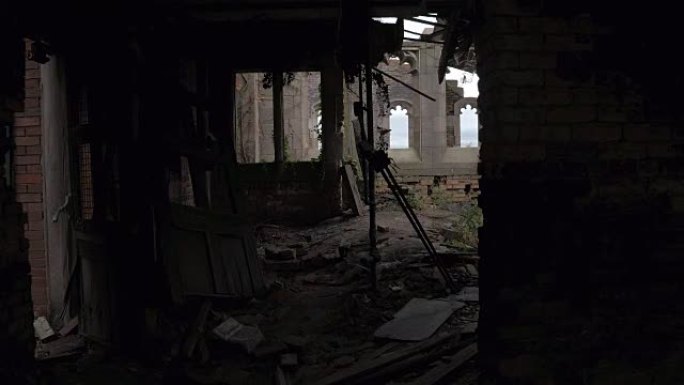 FPV: 探索废弃的瓦解城市卫理公会教堂的内部